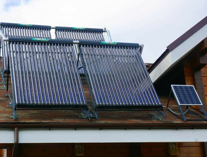 Colectores solares en el techo de una casa particular.