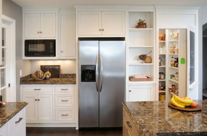 Indbygget køleskab i klassisk interiør 