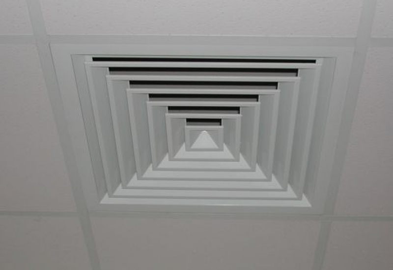 Grade de ventilação no teto