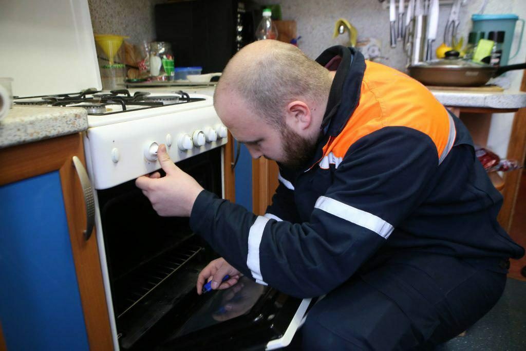 Checking the stove by a gasman
