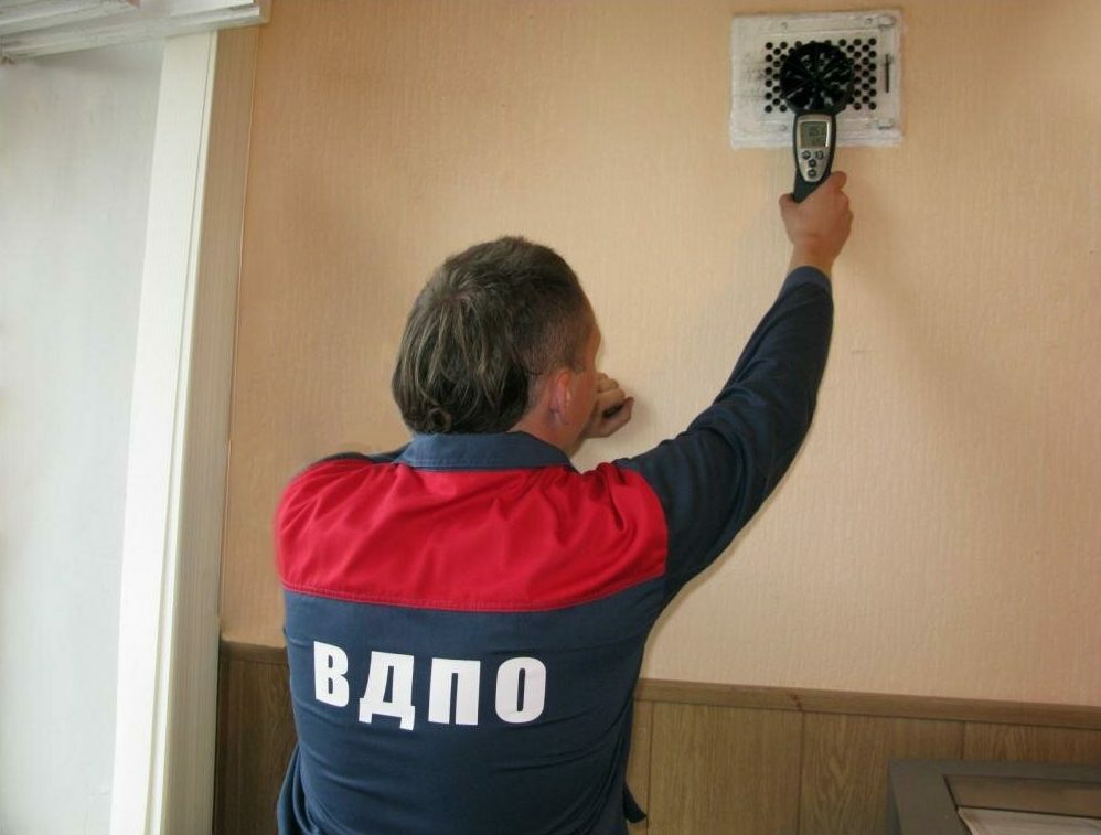 Inspection by a ventilation specialist at the school