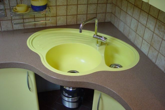 žlté umývadlo
