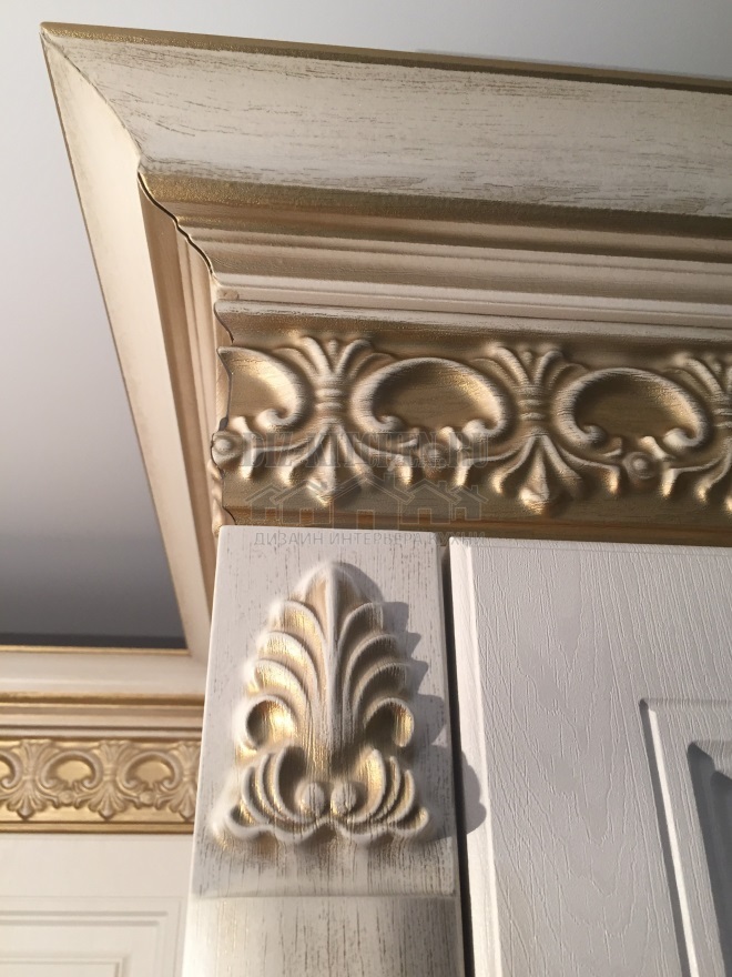 Pilasters in gold patina