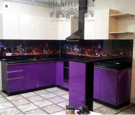 Balta ir violetinė moderni virtuvė su pusryčių baru