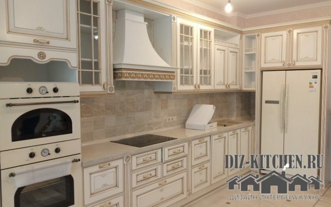 Klassieke witte keuken-woonkamer met massief houten gevels