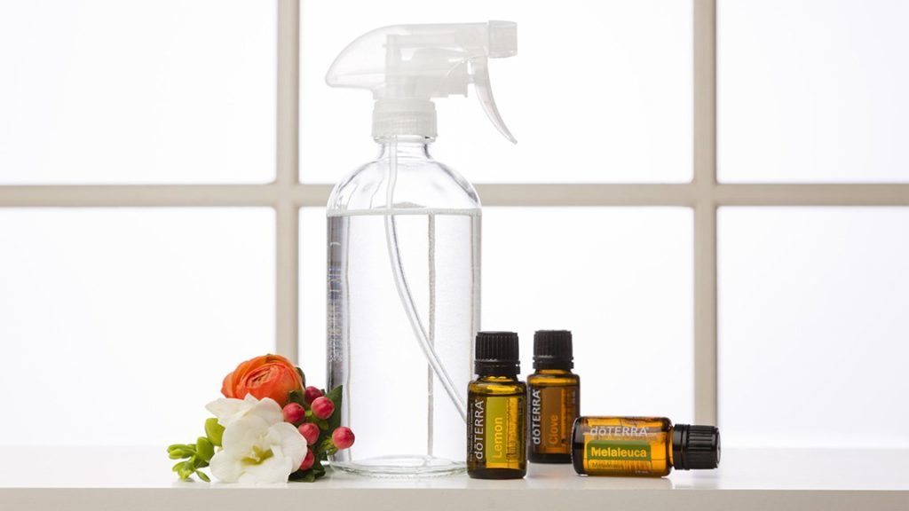 Spray pour le nettoyage à base d'huiles essentielles.