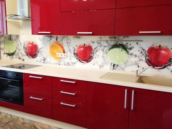 Glasschürze in roter Küche
