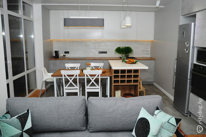 Progettazione di una cucina-soggiorno con una superficie di 20 msup2sup con un bar e un tavolo