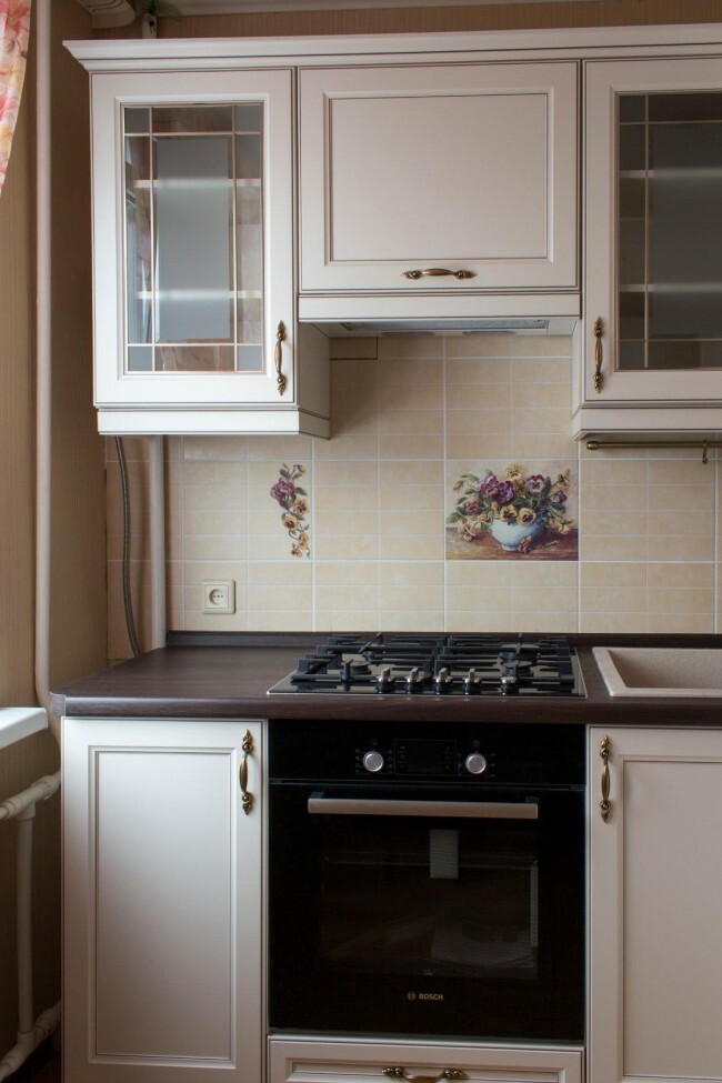 Kleine Küche 6 qm m im klassischen Stil mit einer Säule