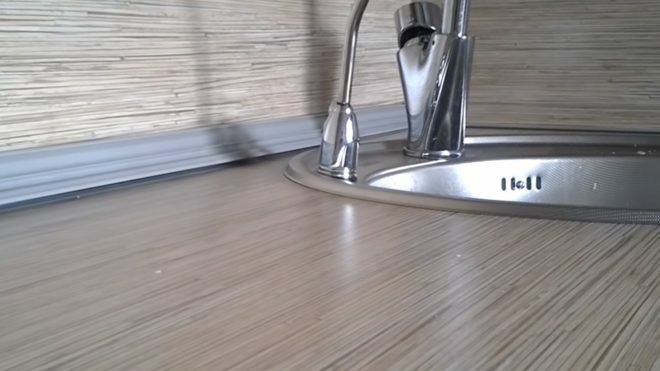 Virtuvinės grindjuostės montavimas ant stalviršio
