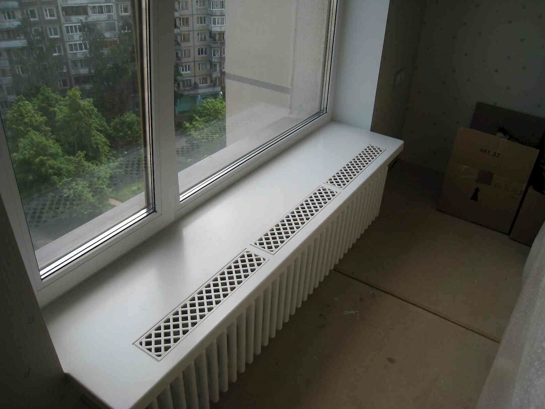 Grade de ventilação embutida no peitoril da janela
