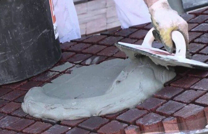 Užsandarinkite plyteles cemento skiediniu