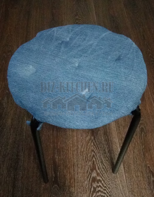 Seat-pillow on a stool made of old jeans in 1 hour