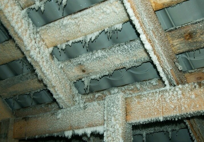 Frost on the roof and rafter system 