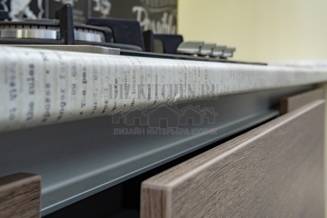 Deska stolu je vyrobena z laminované dřevotřískové desky. plast nahoře