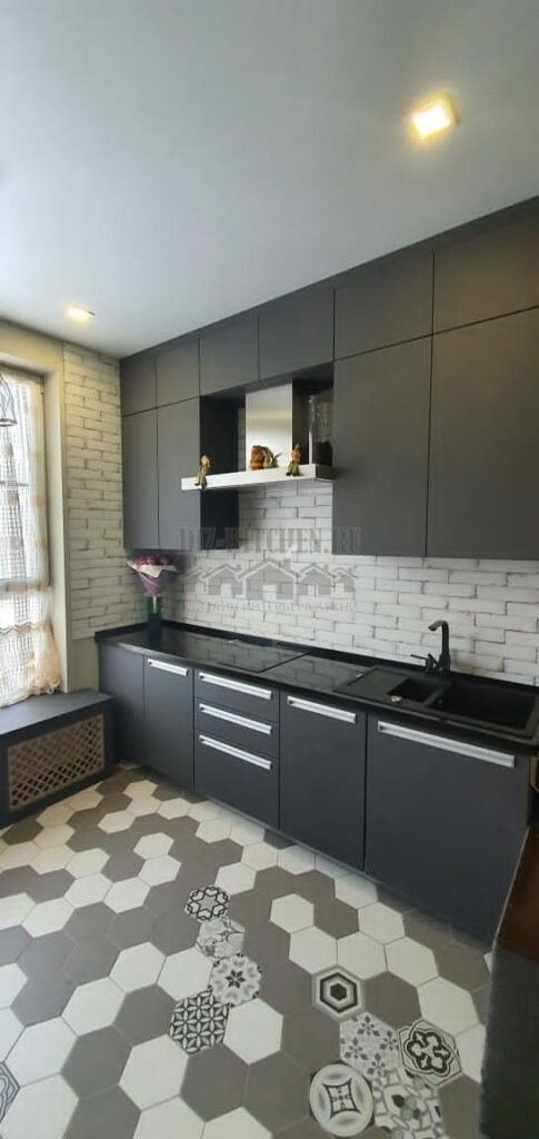 Moderne grafiet keuken met witte vloer en achterwand