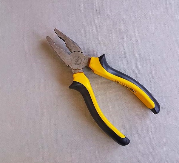 Handle removal pliers