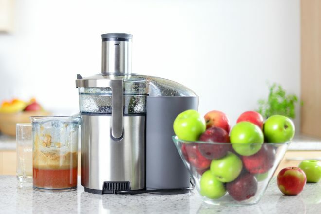 Large capacity auger juicer for apples