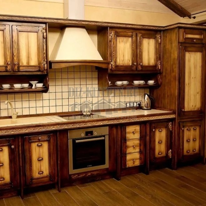 Bucătărie din lemn masiv antic maro contrastant