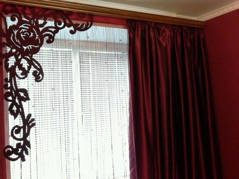 Lambrequin en el color de las cortinas.