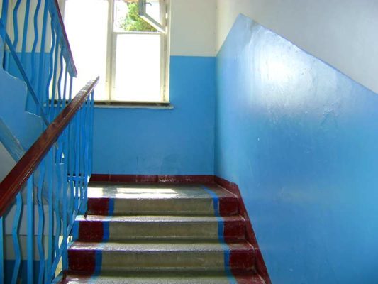 Por que pintar as bordas de passos nos corredores?