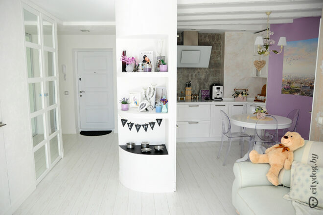 Veľká biela kuchyňa, dobre kombinovaná s obývacou izbou