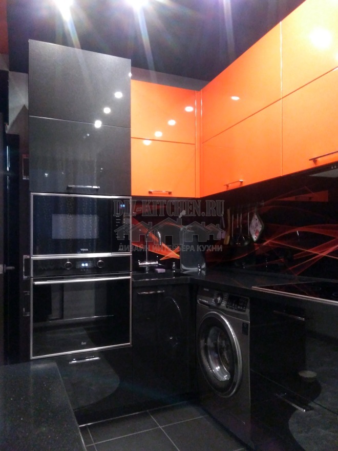 Bucătărie de colț neagră lucioasă cu secțiuni portocalii