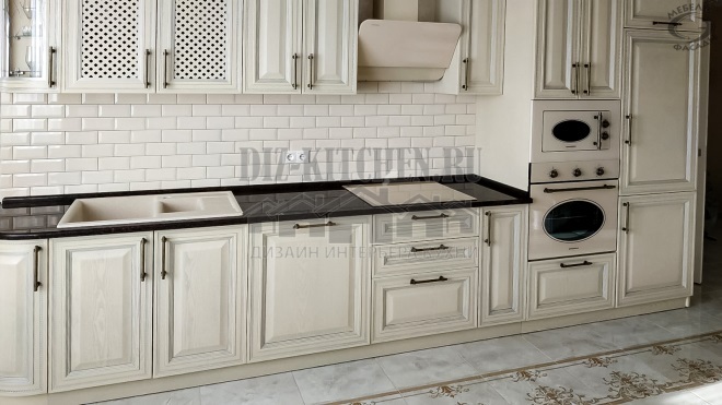 Bucătărie retro albă cu fronturi din lemn masiv patinat