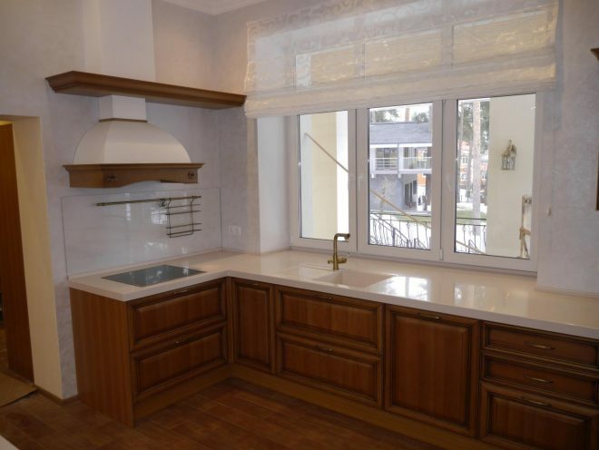 Bucătărie într-o casă privată: design clasic cu chiuvetă lângă fereastră