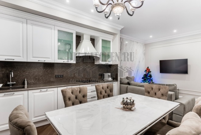 Bílá paralelní klasická kuchyň-obývací pokoj