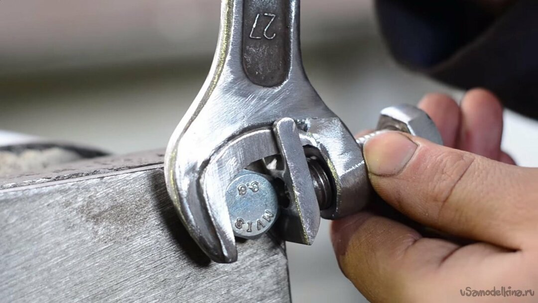How to unscrew a nut without a suitable wrench