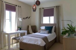 Fönsterdekoration i sovrummet: hur man utformar ett fönster i sovrummet, grundläggande principer, färgschema och val av gardiner