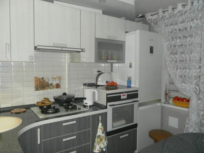 Küchenlayout 6 Meter mit einem Kühlschrankfoto