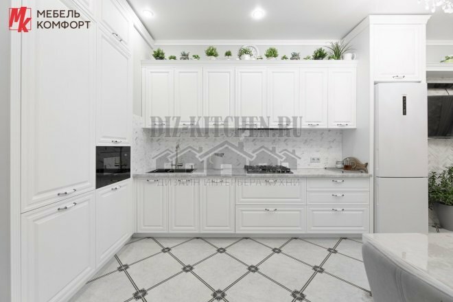 Weiße einfarbige Küche Aurora, kombiniert mit dem Wohnzimmer