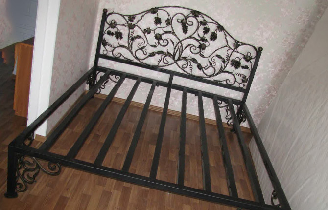 Kovácsoltvas ágy 