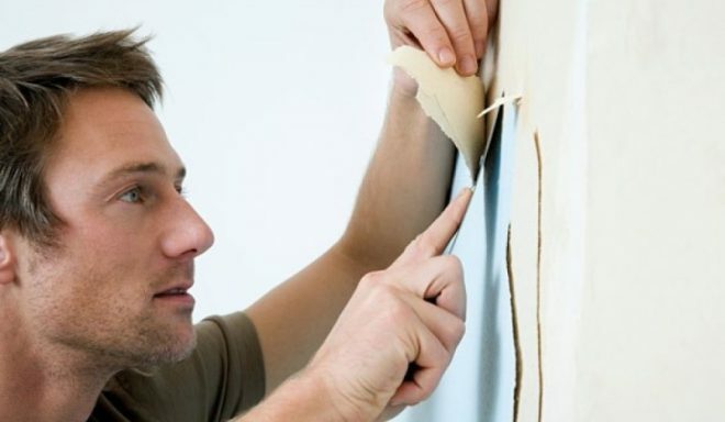 Wie kann man alte Tapeten schnell und einfach von der Wand abziehen?