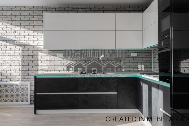 Cucina-soggiorno grigio chiaro in stile loft