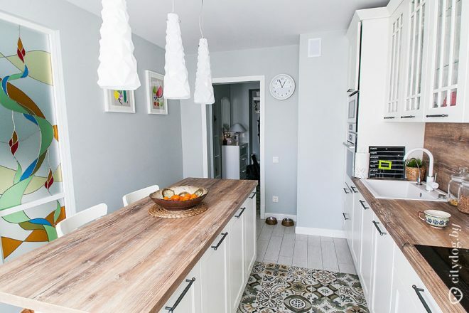Hvitt kjøkken i skandinavisk stil med 14msup2sup øy