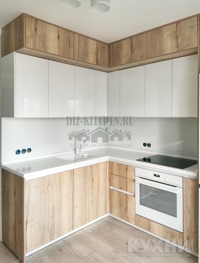 Rohová moderná kuchyňa biela s drevom