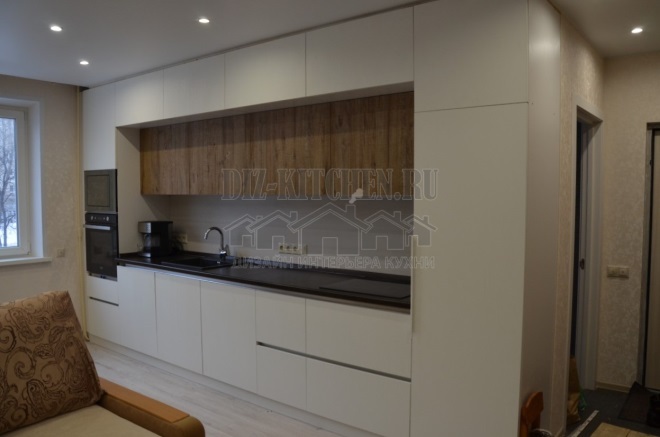 Moderni šviesi virtuvė su antresolėmis iki lubų