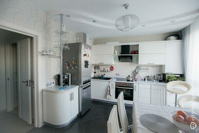 Hvitt L-formet kjøkken med bardisk på 12 kvm.