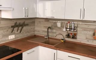 Laminate on the kitchen wall is a good solution in a modern interior