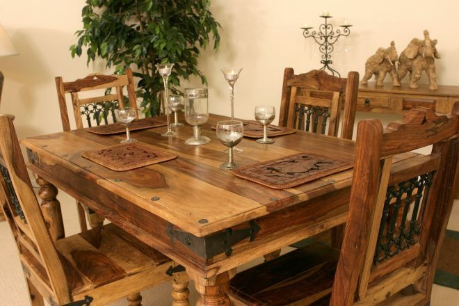 Table et chaises en bois