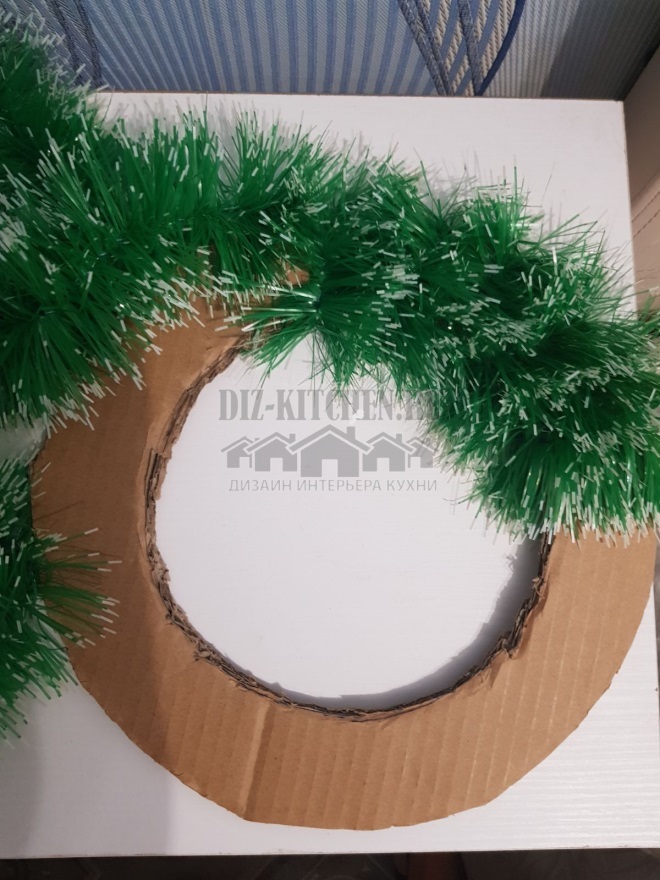 We wind tinsel on a circle