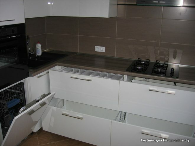 Kampinės baltos virtuvės dizainas 9 kv.m
