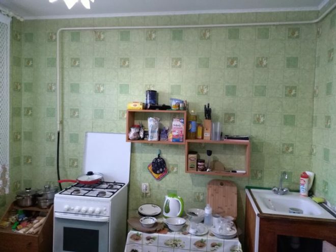 Ristrutturazione della cucina economica con una parete in ardesia
