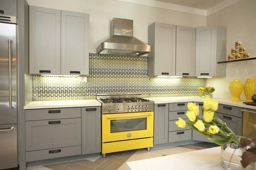 Gray and yellow colors in the kitchen