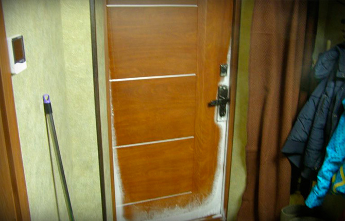 How to properly insulate the entrance wooden door with your own hands: step by step instructions