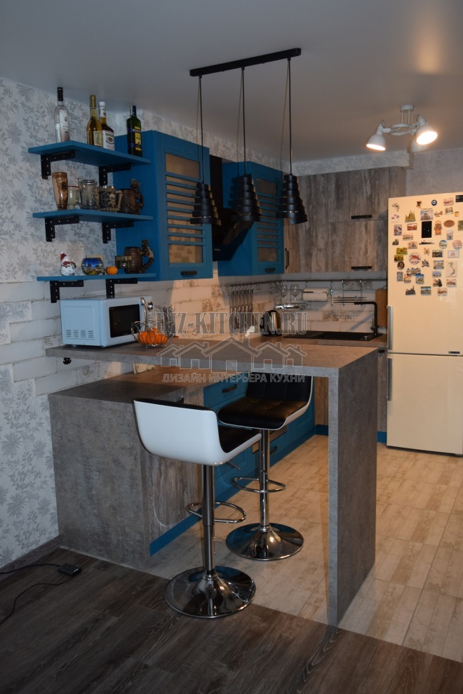 Moderne contrasterende keuken met toog gecombineerd met woonkamer