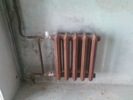 Fixation des radiateurs en fonte au mur